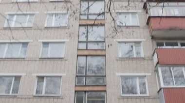 Cityscape ve binaların bir arka plan üzerinde kız gider