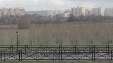 Cityscape ve binaların bir arka plan üzerinde kız gider