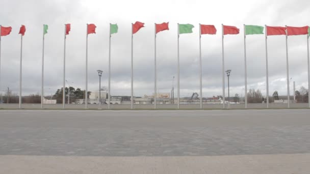 A menina vai em um fundo de paisagem urbana e edifícios — Vídeo de Stock