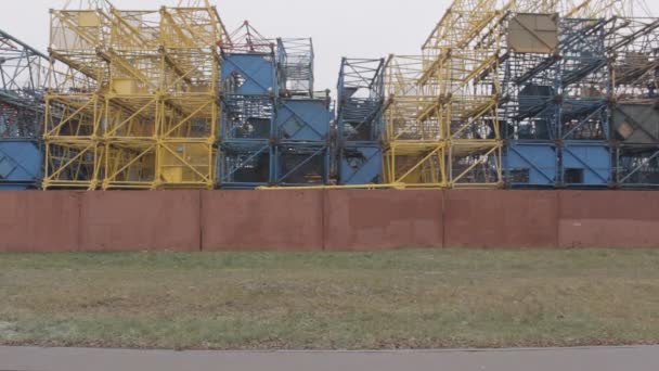 Het meisje gaat op een achtergrond van stadsgezicht en gebouwen — Stockvideo