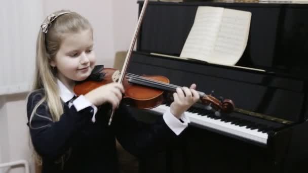 Девушка играет на скрипке — стоковое видео