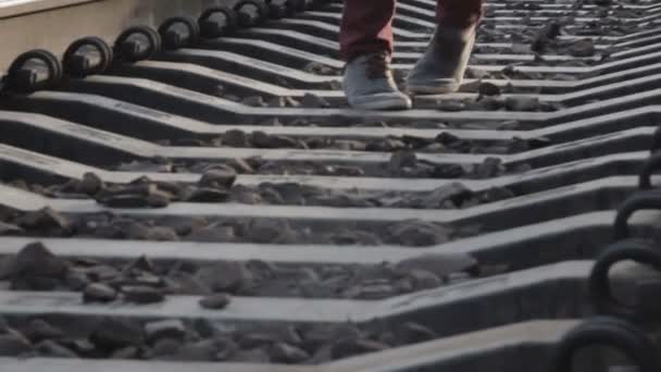 A lone man walks on the tracks — Stock Video