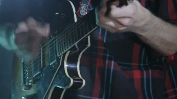 Чоловік грає на гітарі на концерті в клубі — стокове відео