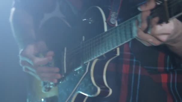 Чоловік грає на гітарі на концерті в клубі — стокове відео