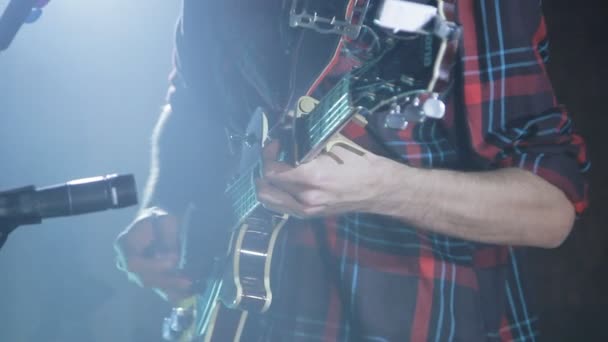 Hombre tocando la guitarra en un concierto en un club — Vídeo de stock