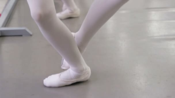 Pies de bailarines de ballet coreografía trabajando en la escuela de clase — Vídeo de stock