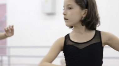 Küçük balerin dans. Balerin klasik bale pas gösterir