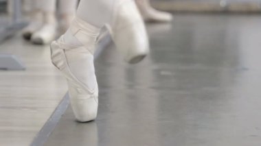 Bale dansçıları koreografi sınıf okulda çalışma dışarı metrelik