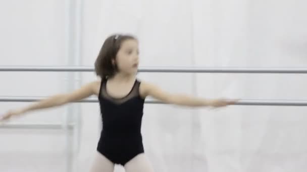 Baile de la pequeña balerina. Bailarina muestra pasos de ballet clásico — Vídeo de stock