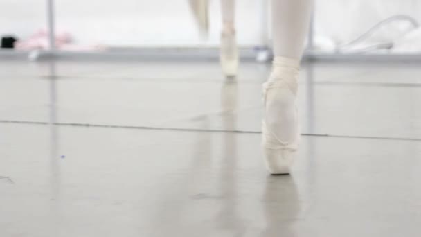 Pies de bailarines de ballet coreografía trabajando en la escuela de clase — Vídeo de stock