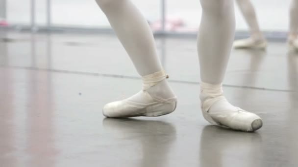 Voeten van ballet dansers choreografie trainen in klasse school — Stockvideo