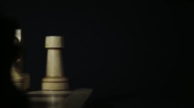 Karanlık oda portre satranç tahtası ve satranç parça parça