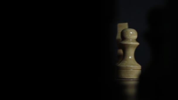 Шах и мат в игре в шахматы в темной комнате — стоковое видео