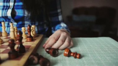 Güzel kız figürü satranç oyununda bayıltır.