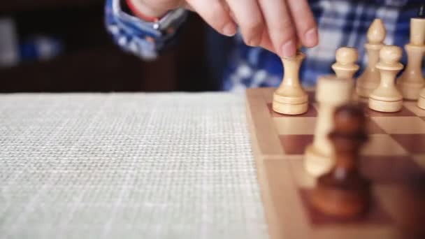 Jolie fille frappe figure dans le jeu d'échecs — Video