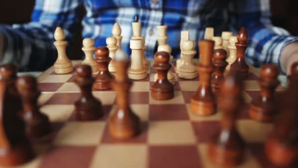 Jolie fille frappe figure dans le jeu d'échecs 