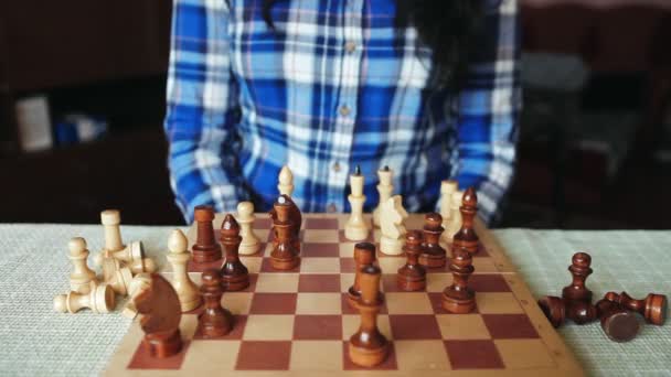 Девушка в ярости бьет рукой все шахматы — стоковое видео