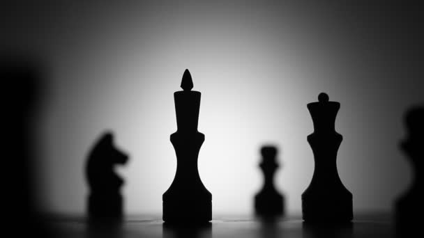 Jaque mate en juego de ajedrez en cuarto oscuro — Vídeo de stock