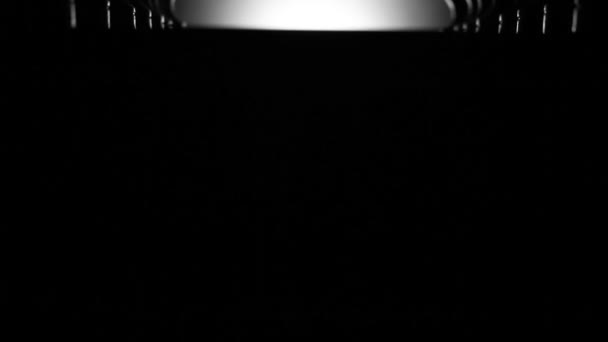 Échecs et pièces d'échecs en chambre noire 