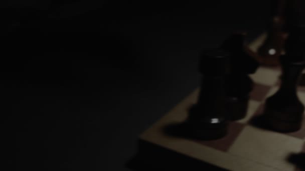 暗い部屋でチェスのゲームでチェックメイトします。 — ストック動画