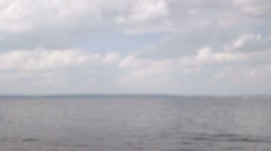 Adam sahilde ve Uzaktan görünüyor