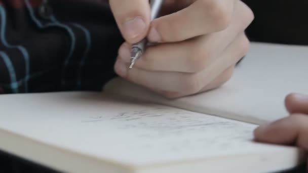 Хлопець пише в блокноті в поїзді — стокове відео