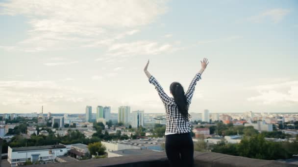 Chica pone sus manos a los lados y en el techo disfruta de la vida — Vídeo de stock