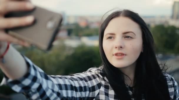 Dívka selfie střecha — Stock video