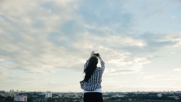 ผู้หญิงถ่ายรูปบนหลังคา — วีดีโอสต็อก