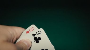 İki dokuzlu masada bir elinde. Pocker