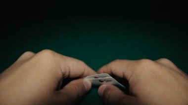 Bir çift as masada bir elinde. Pocker