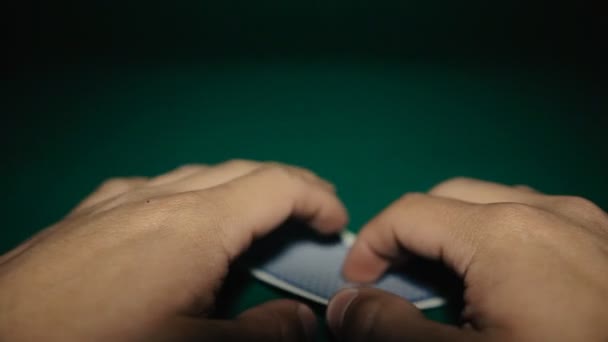 Une paire d'as dans une main sur la table. Pocker — Video