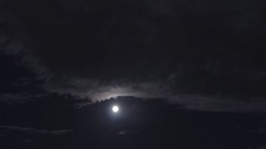 Ayın gökyüzündeki Bulutların arasından hareketi. Timelapse