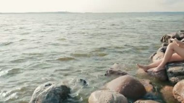 Kız sahil ve bir kitap okuma oturur