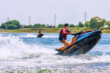 Krasnodar, Rusya - 25 Temmuz 2020: Güneşli yaz gününde jet ski teknesi sürücüsü görev başında