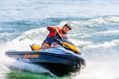 Krasnodar, Rusya - 25 Temmuz 2020: Güneşli yaz gününde jet ski teknesi sürücüsü görev başında