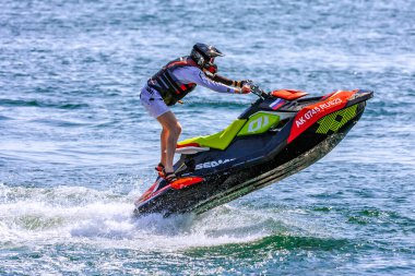 Krasnodar, Rusya - 25 Temmuz 2020: Güneşli yaz gününde kask takan jet ski şoförü