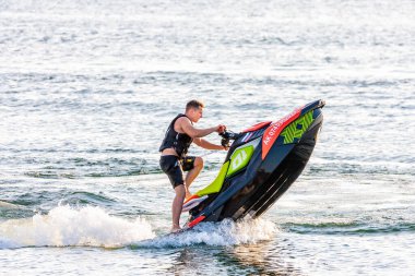 Krasnodar, Rusya - 25 Temmuz 2020: Güneşli yaz gününde jet ski teknesi sürücüsü görev başında
