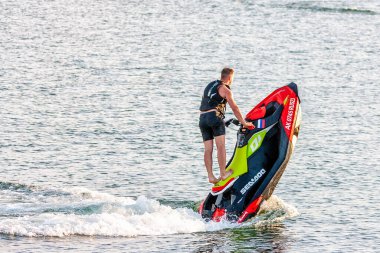 Krasnodar, Rusya - 25 Temmuz 2020: Güneşli yaz gününde jet ski teknesi sürücüsü görev başında