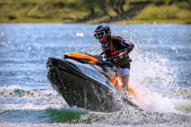 Krasnodar, Rusya - 25 Temmuz 2020: Güneşli yaz gününde kask takan jet ski şoförü