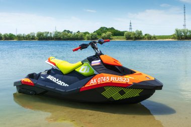 Krasnodar, Rusya - 25 Temmuz 2020: BRP Can-Am jet ski teknesi nehir kıyısındaki durgun suda