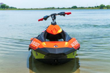 Krasnodar, Rusya - 25 Temmuz 2020: BRP Can-Am jet ski teknesi nehir kıyısındaki durgun suda
