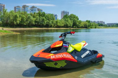 Krasnodar, Rusya - 25 Temmuz 2020: BRP Can-Am jet ski teknesi nehir kıyısındaki durgun suda