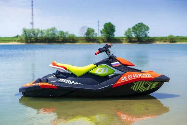 Krasnodar, Rusya - 25 Temmuz 2020: BRP Sea-Doo jet ski teknesi nehir kıyısında durgun su üzerinde