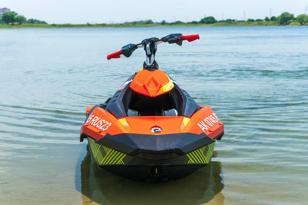 Krasnodar, Rusya - 25 Temmuz 2020: BRP Can-Am jet ski teknesi nehir kıyısındaki durgun suda
