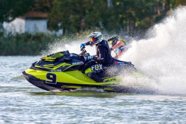 Krasnodar, Rusya - 25 Ekim 2020: Jet kayak yarışçıları Güney Rusya Aquabike Şampiyonası 'nda yarışırken günbatımında su sıçrayan su araçları kullanıyorlar