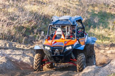 Afipsip, Rusya - 31 Ekim 2020: Sporcu Mud Racing yarışmasında at arabası sürüyor. ATV SSV motosiklet yarışmaları popüler ekstrem spor ve açık hava etkinlikleridir.