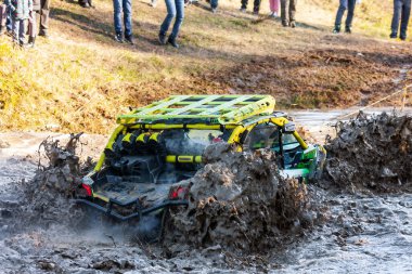 Afipsip, Rusya - 31 Ekim 2020: Mud Racing yarışmasında faytoncu derin sularda su sıçratıyor. ATV SSV motosiklet yarışmaları popüler ekstrem spor ve açık hava etkinlikleridir.