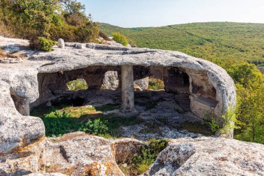 Eski-Kermen, Kırım 'da antik bir mağara kentidir. Manzaralı güneşli gün manzarası