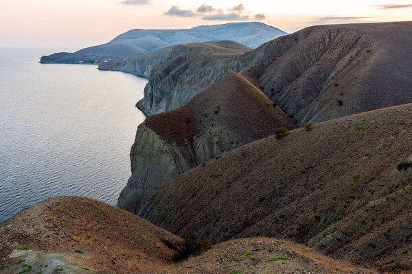 Живописный пейзаж скалистого побережья Черного моря на мысе Толсти в Крыму, Украина.